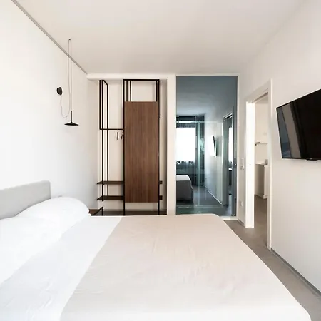 Alkamuri Posh E ホテル 4*