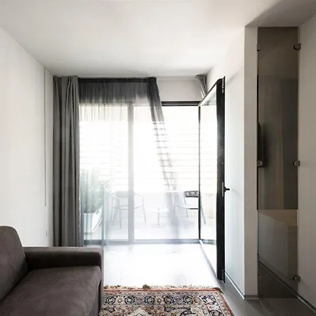 Alkamuri Posh E ホテル 4*