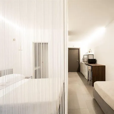 Alkamuri Posh E ホテル 4*