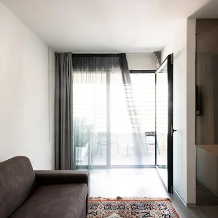 Alkamuri Posh E ホテル 4*