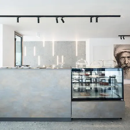 Alkamuri Posh E ホテル 4*