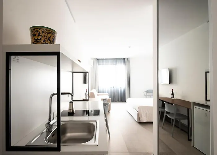 Hotel Alkamuri Posh E 4*
