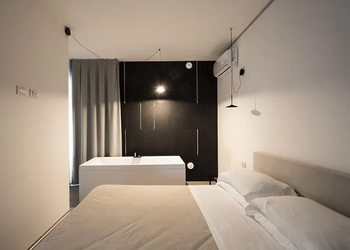 Hotel Alkamuri Posh E 4*
