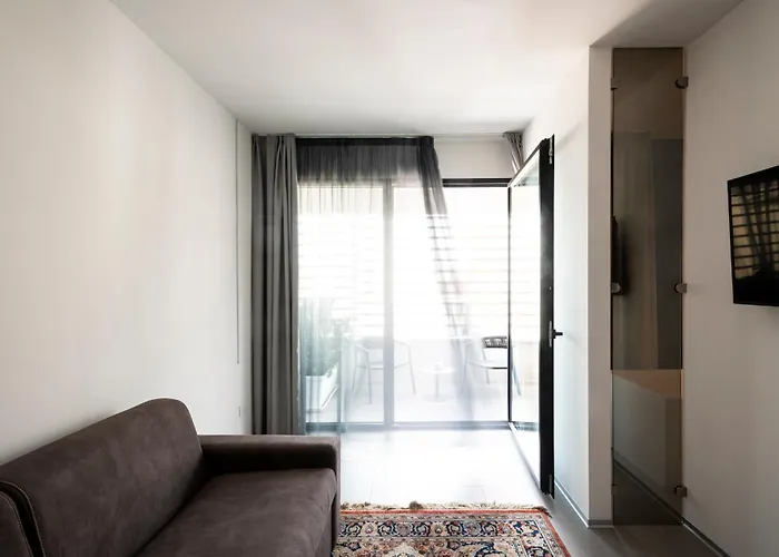 Alkamuri Posh E Hotel 4*